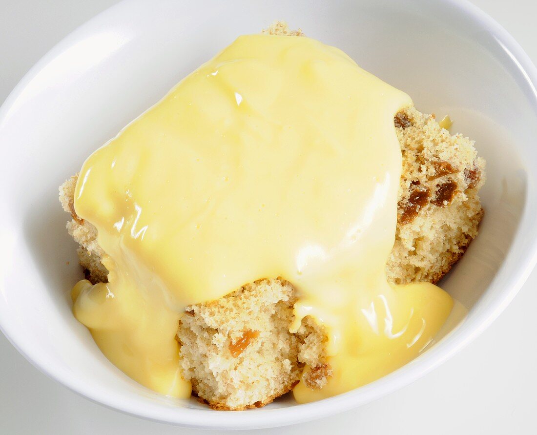 Spotted Dick (englischer Pudding mit Rosinen) und Custard