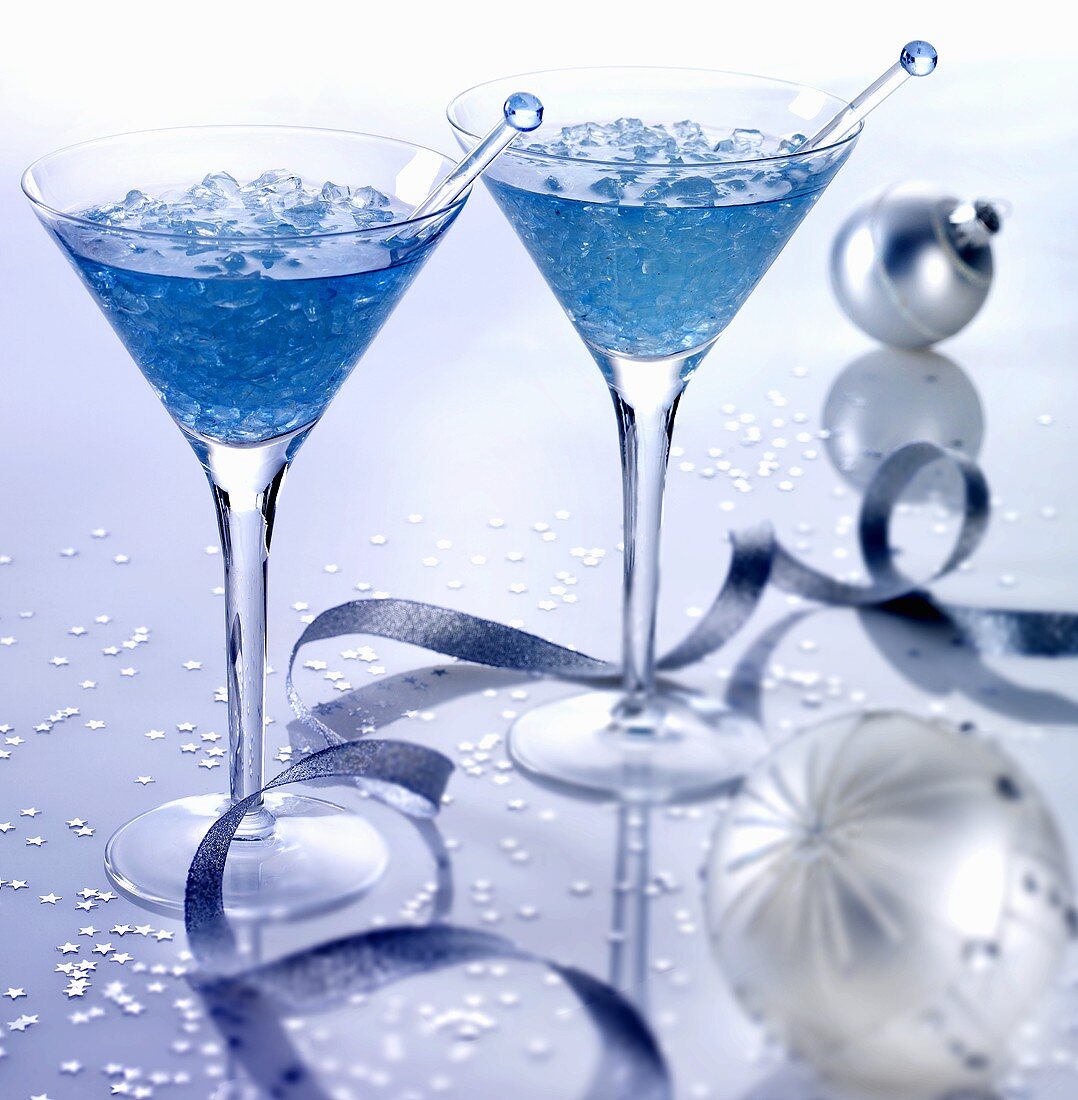 Two cocktails with crushed ice and Christmas decorations