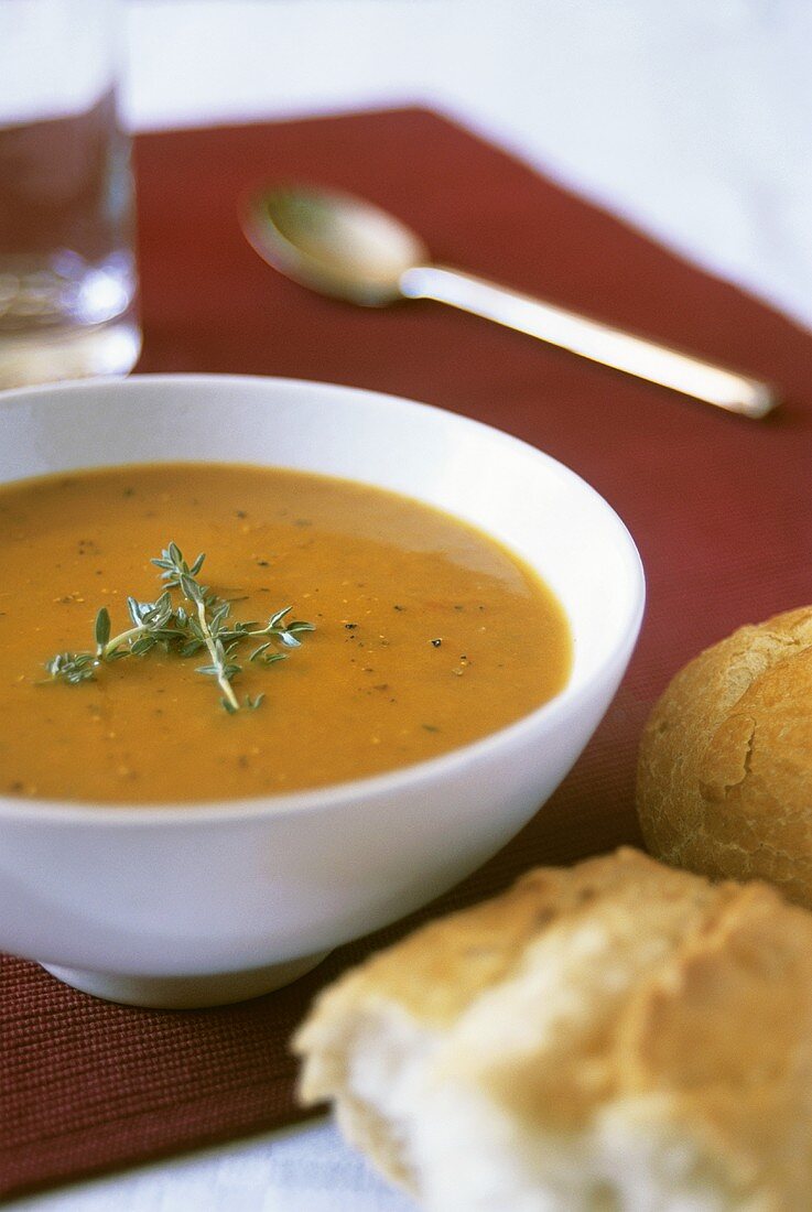 Creamy tomato soup with white bread