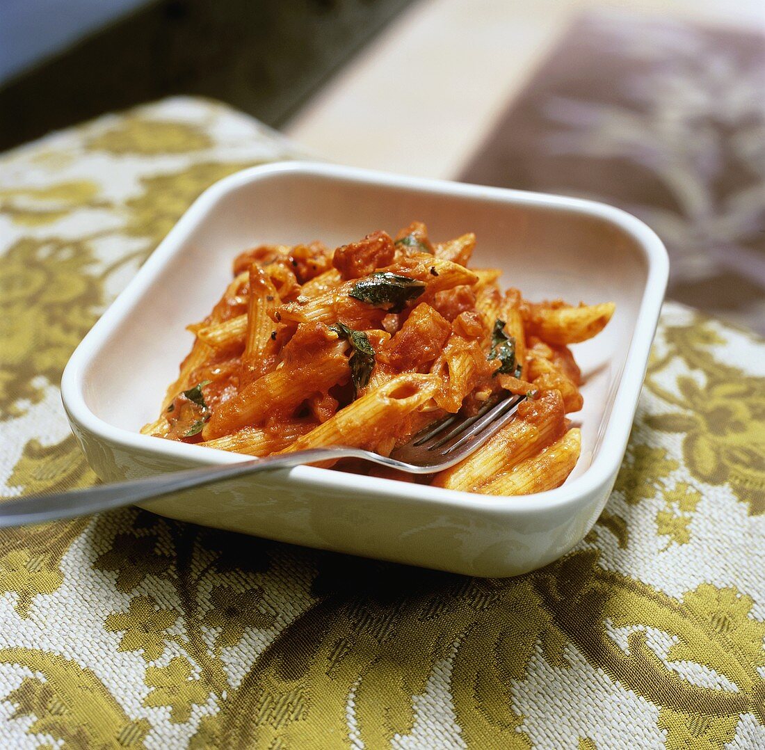 Penne all'arrabbiata (Pasta with spicy tomato sauce)