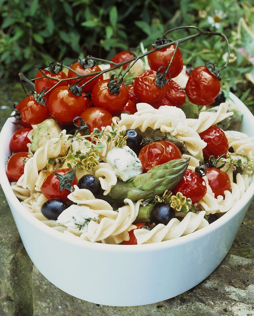 Nudelsalat mit Gemüse und Blauschimmelkäse