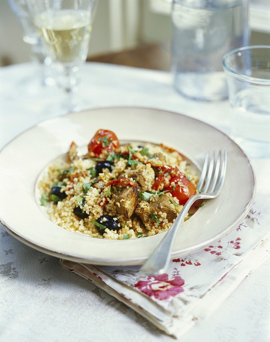 Lammfilet mit Tomaten, schwarzen Oliven und Couscous