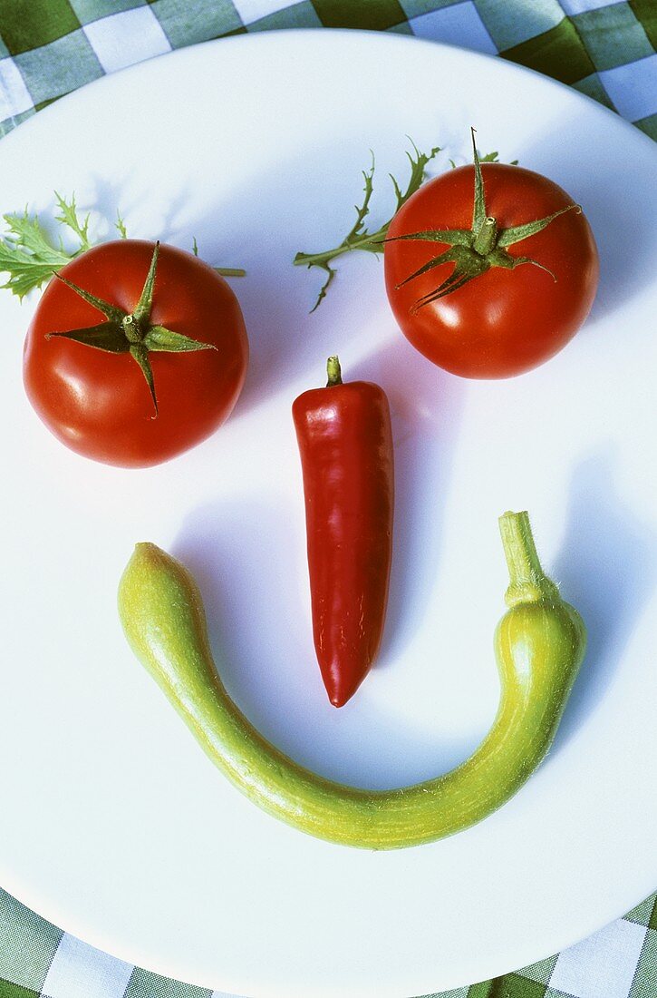 Gesicht aus Tomaten und Chilischoten