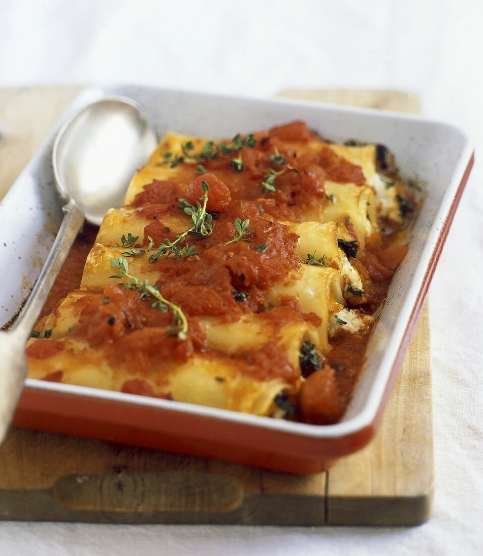 Canneloni with tomato sauce and thyme