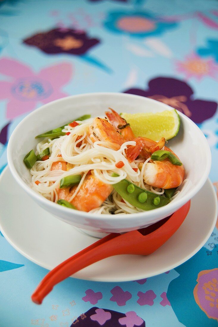 Rice noodles with shrimps and mangetout