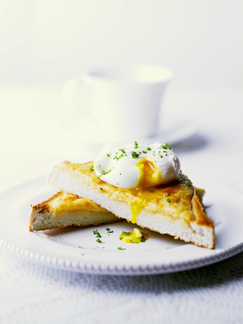 Welsh Rarebit mit pochiertem Ei