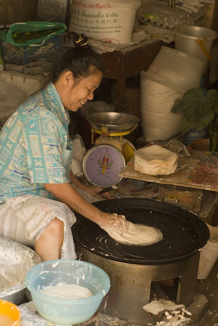 Frau beim Zubereiten von Pfannkuchen
