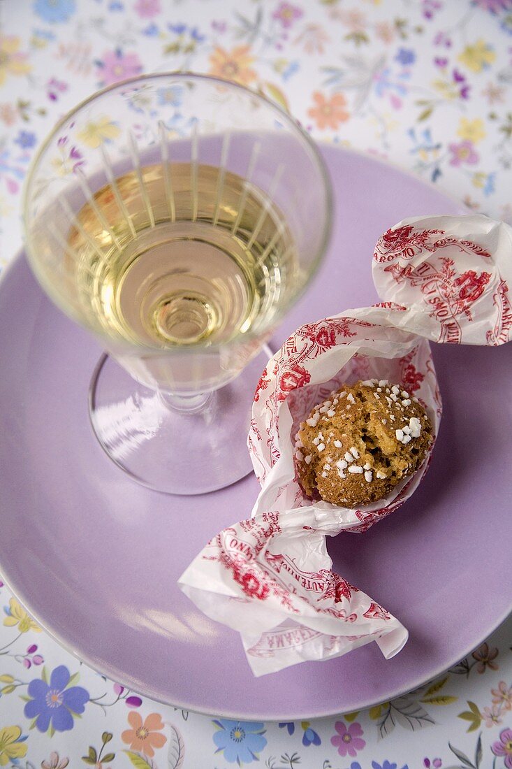 Ein Glas Weißwein mit Amaretti