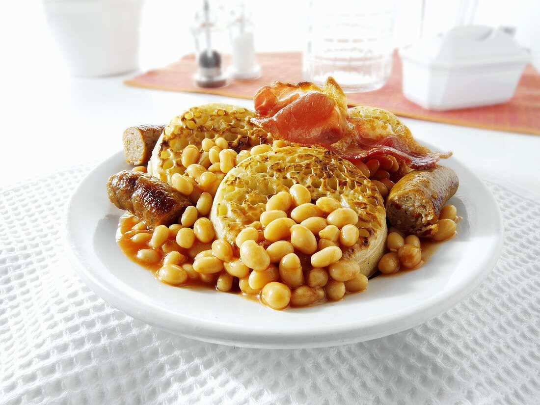 Englisches Frühstück mit Crumpets und Baked Beans