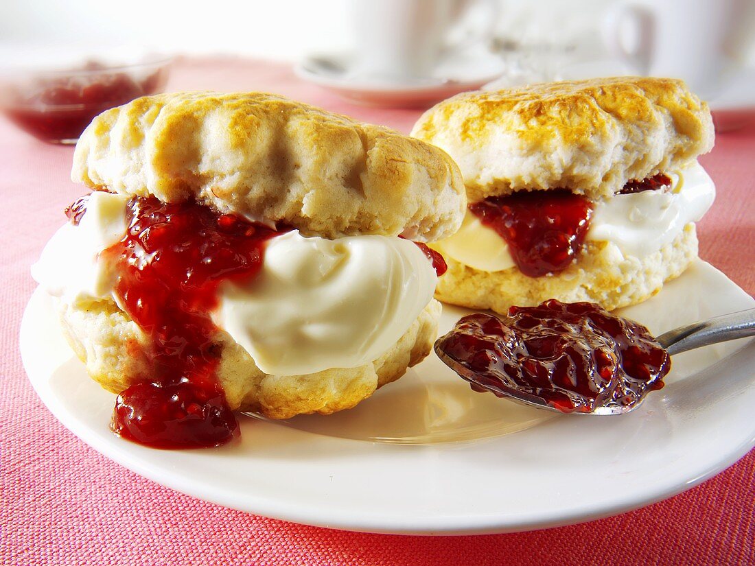 Zwei Scones mit Marmelade und Clotted Cream