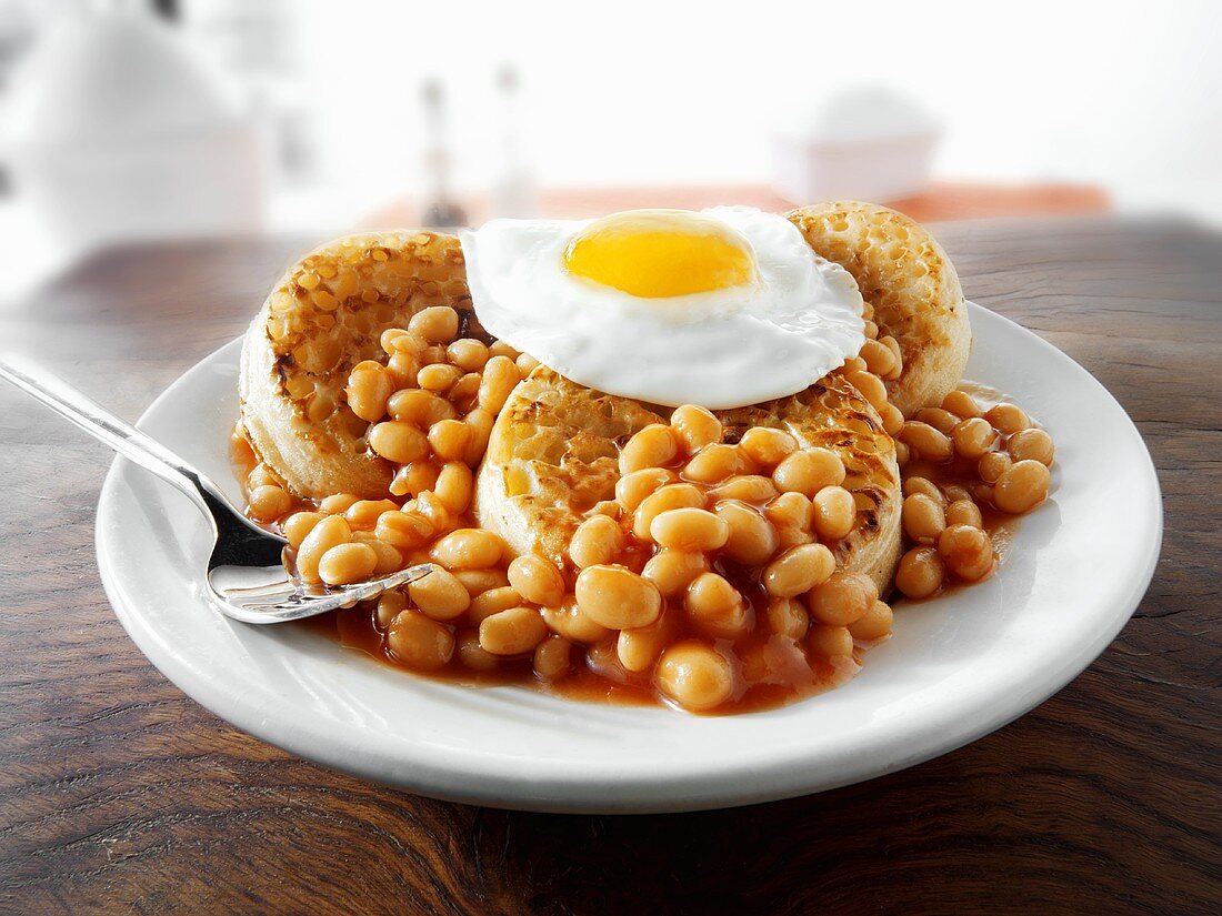 Englisches Frühstück mit Crumpets, Spiegelei und Baked Beans