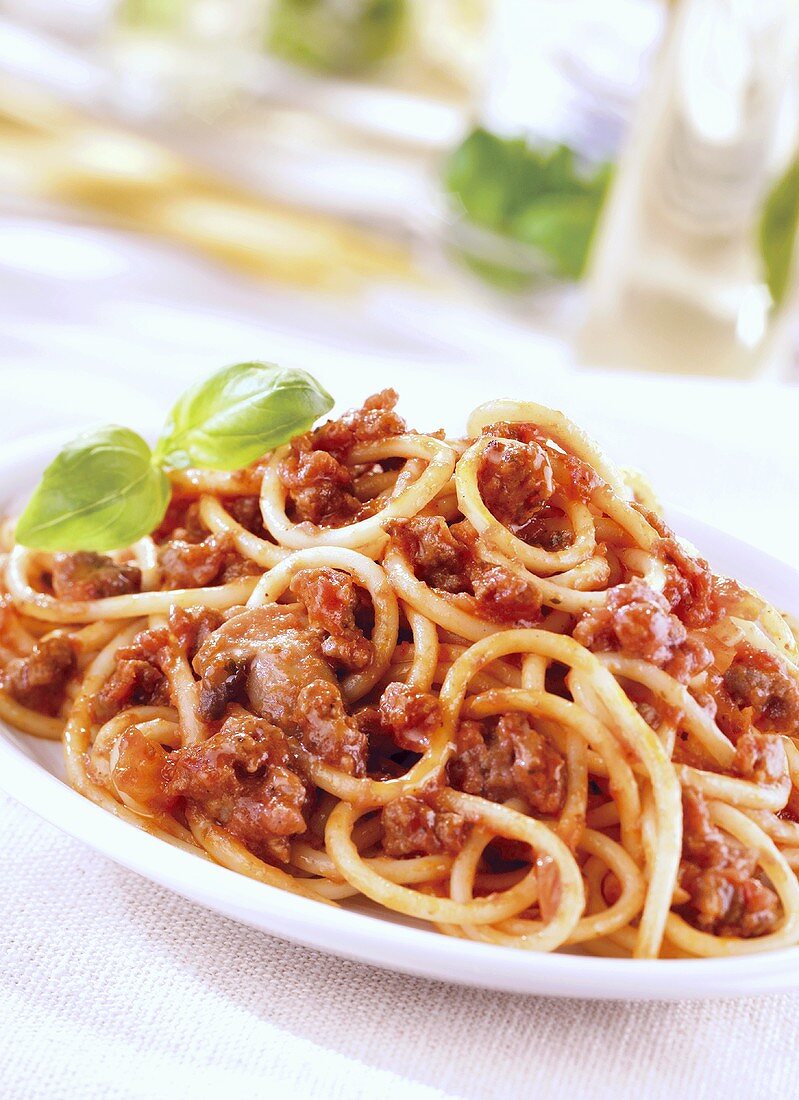 Spaghetti al ragù coi funghi (Nudeln mit Fleisch-Pilz-Sauce)