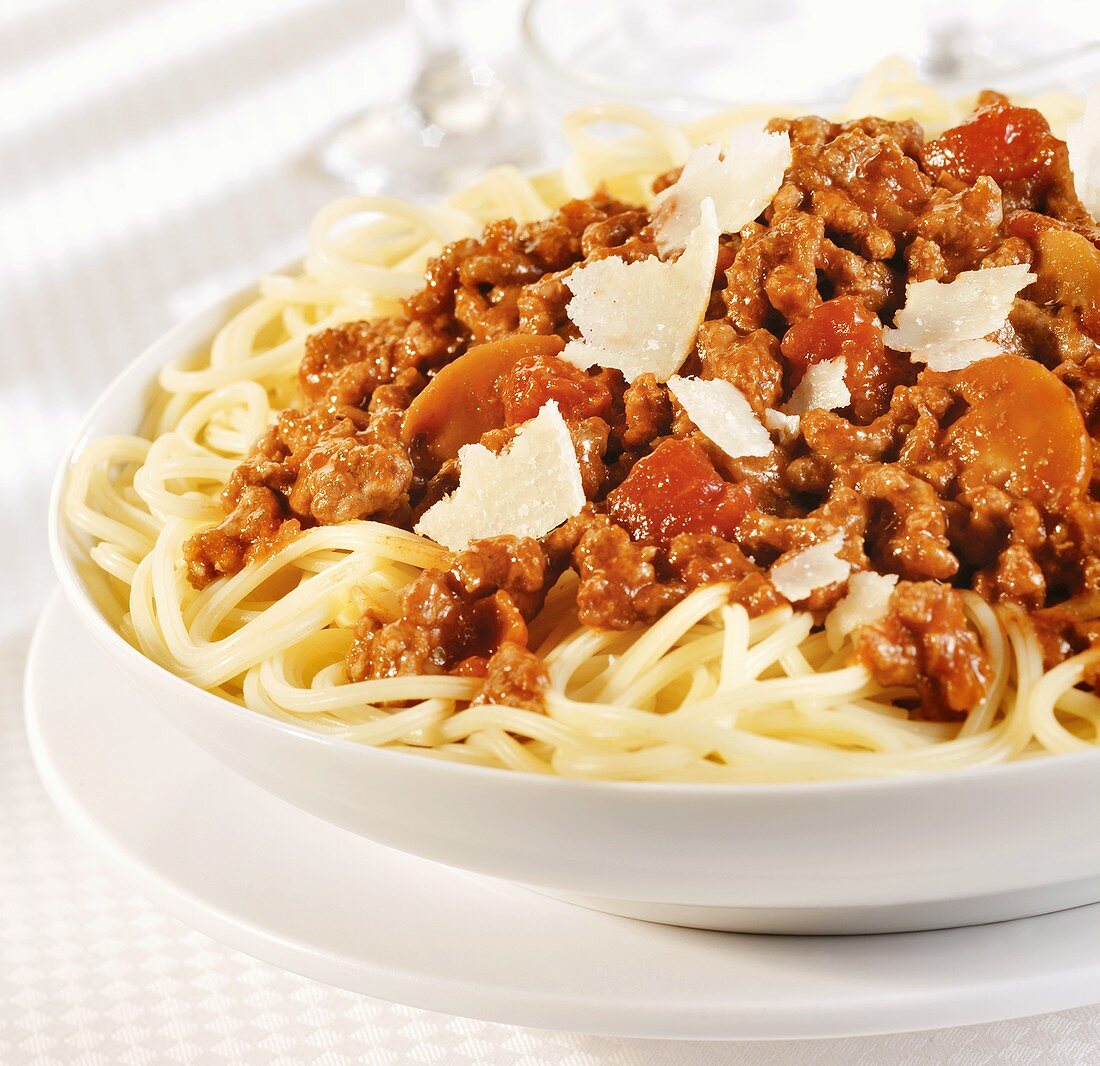 Spaghetti al ragù coi funghi (Nudeln mit Fleisch-Pilz-Sauce)