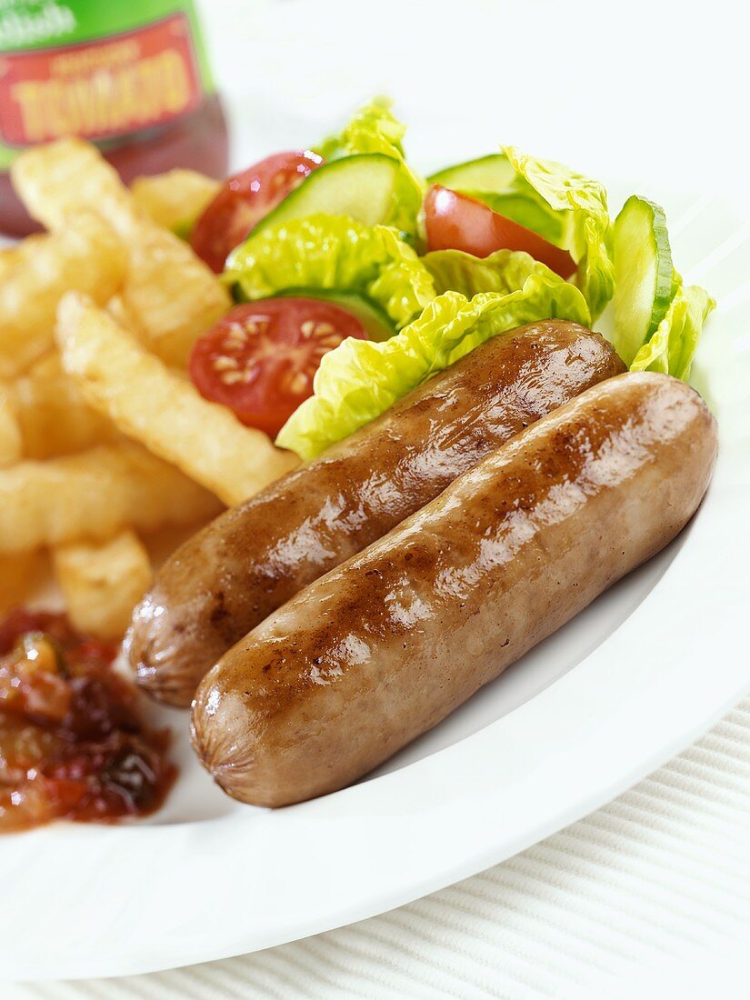 Bratwürstchen mit Pommes und Salat