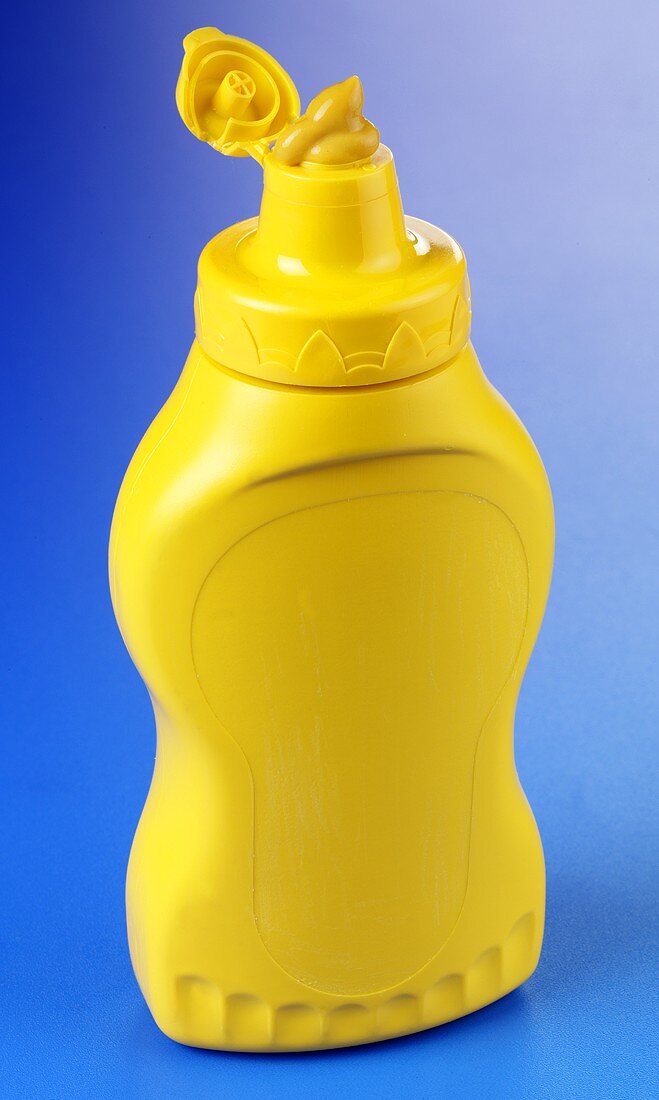 Senf in einer Plastikflasche