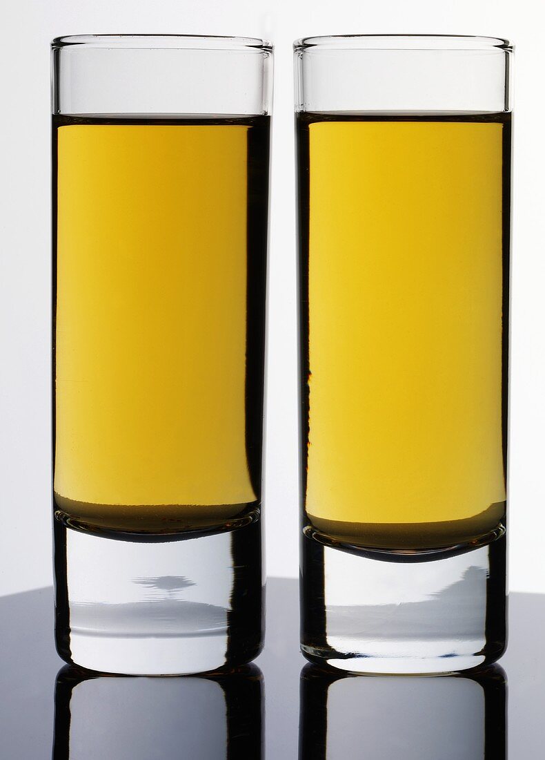 Brauner Rum in zwei Gläsern
