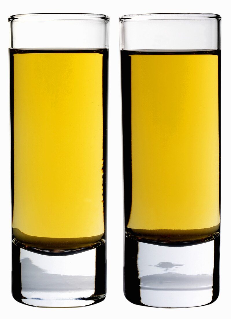 Zwei Gläser brauner Rum