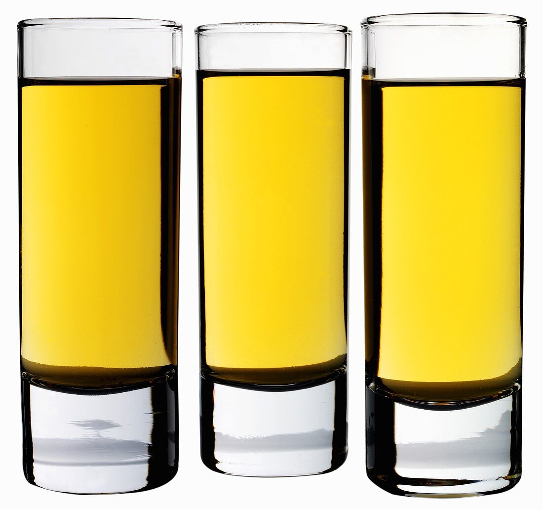 Drei Gläser brauner Rum