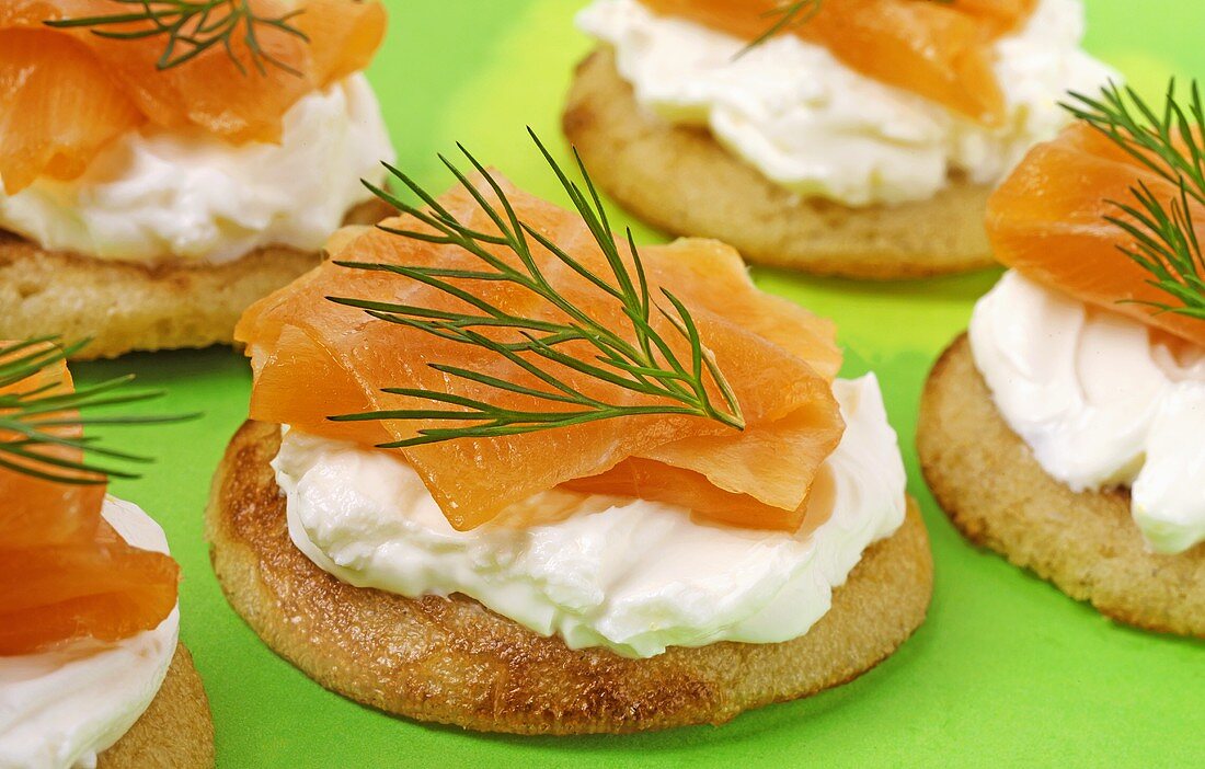 Blinis mit Sauerrahm und Lachs