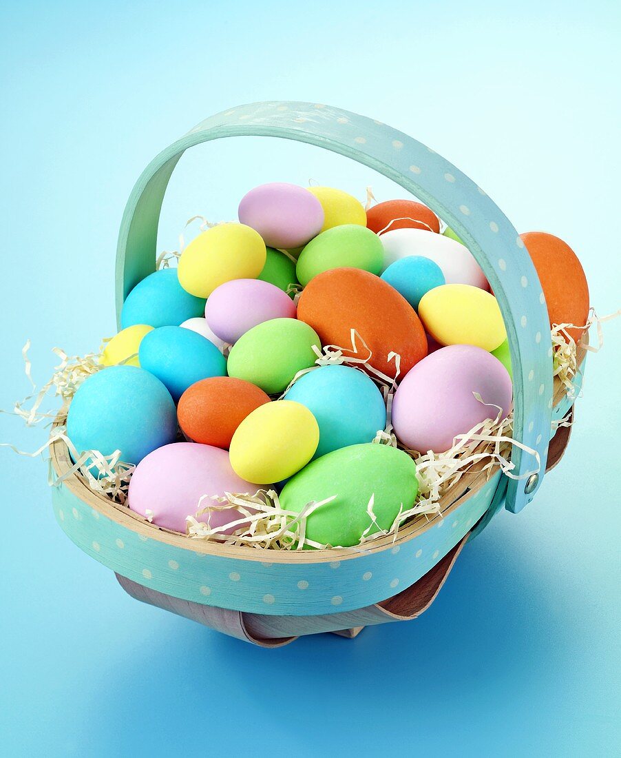 Körbchen mit gefärbten Eiern