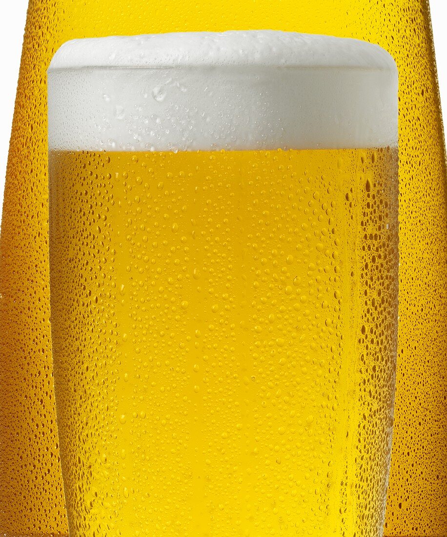 Zwei Bier im Glas