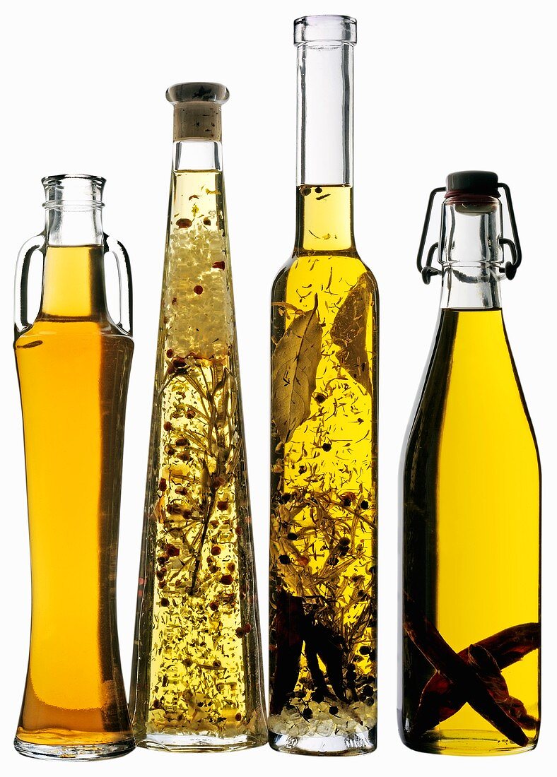 Vier verschiedene Öle in Flaschen