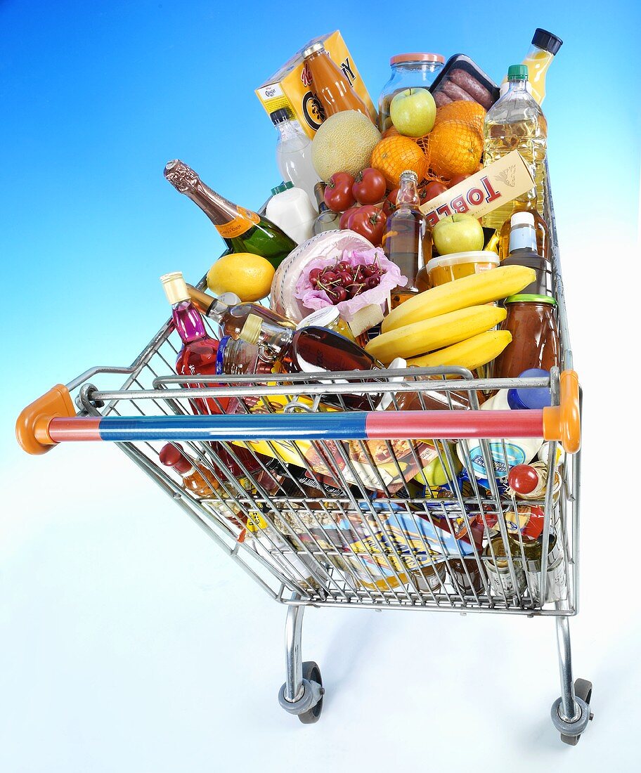 Einkaufswagen mit Lebensmittel und Getränken