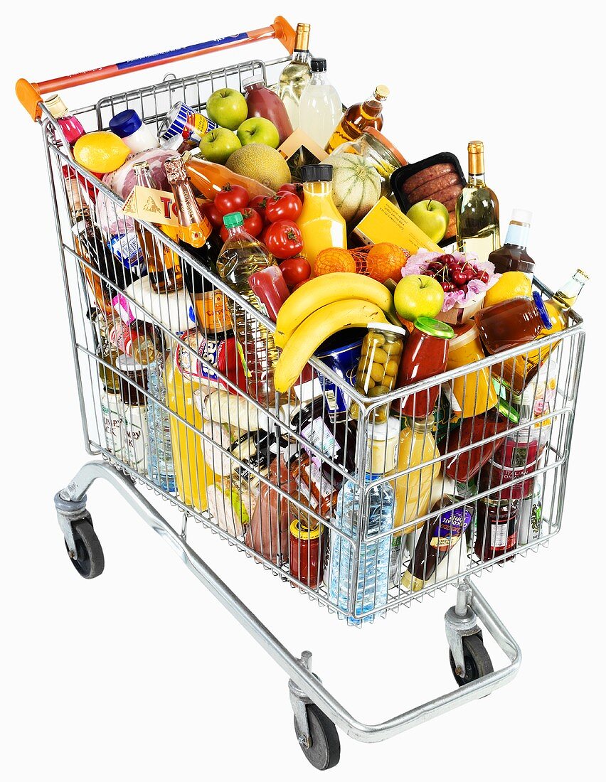 Lebensmittel und Getränke in einem Einkaufswagen