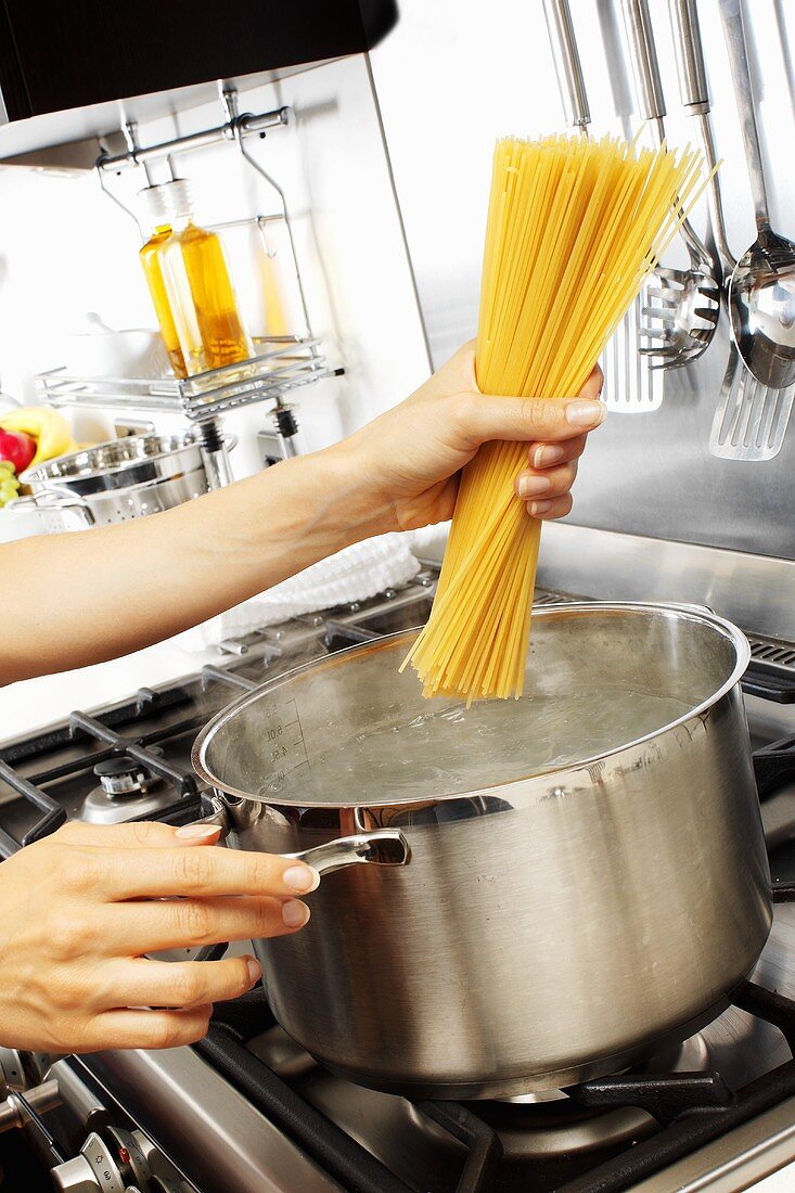 Spaghetti in kochendes Wasser geben