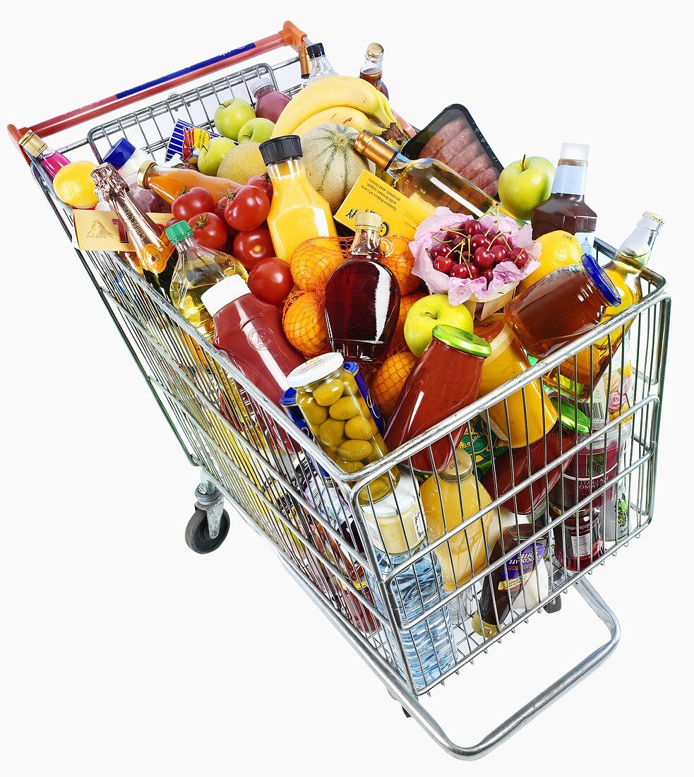 Einkaufswagen mit vielen Lebensmitteln und Getränken