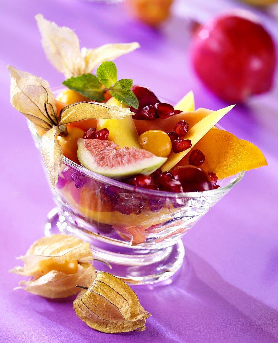 Exotischer Fruchtsalat mit Granatapfel und Physalis