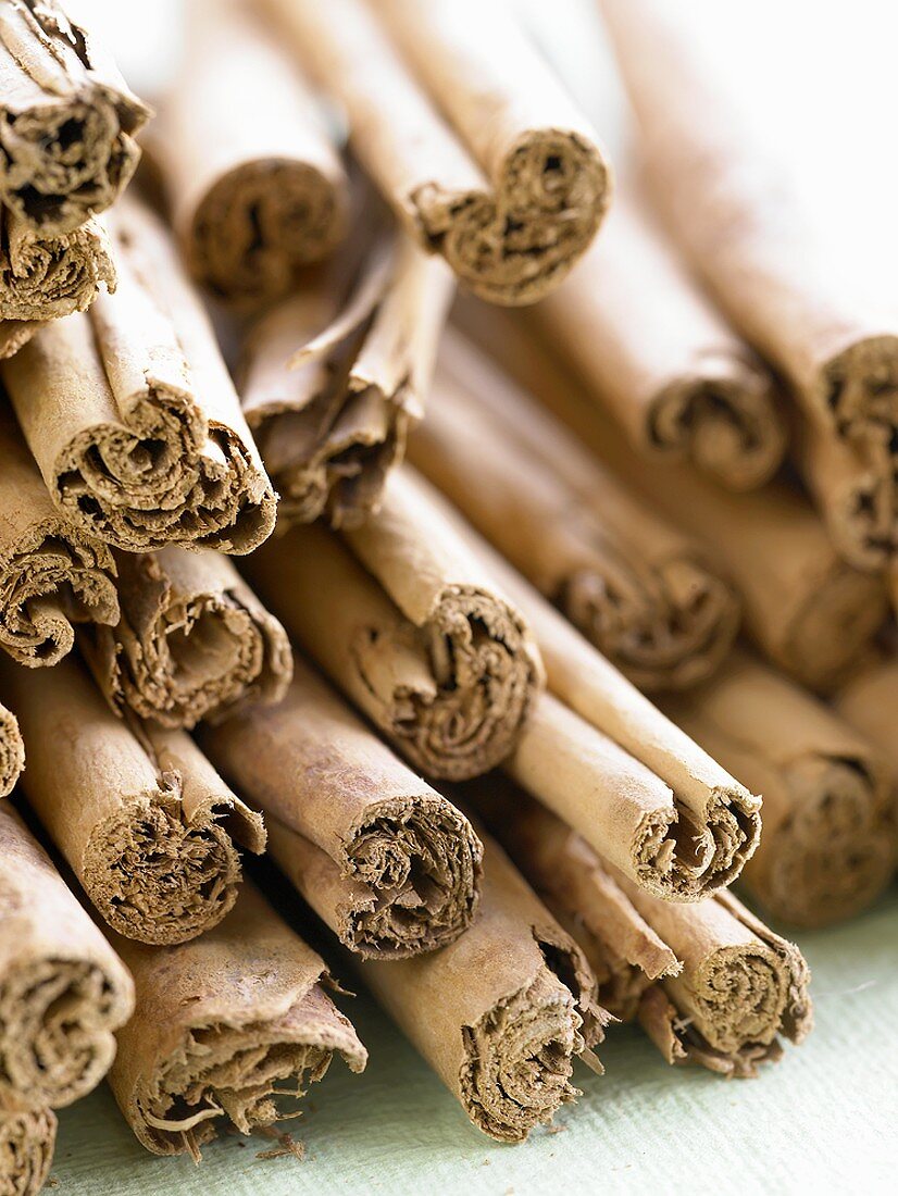 Cinnamon sticks in a heap