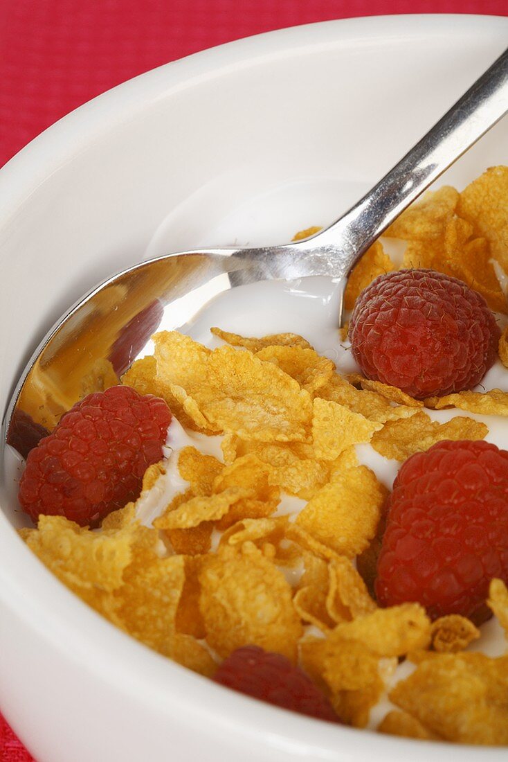 Cornflakes with raspberries and yoghurt