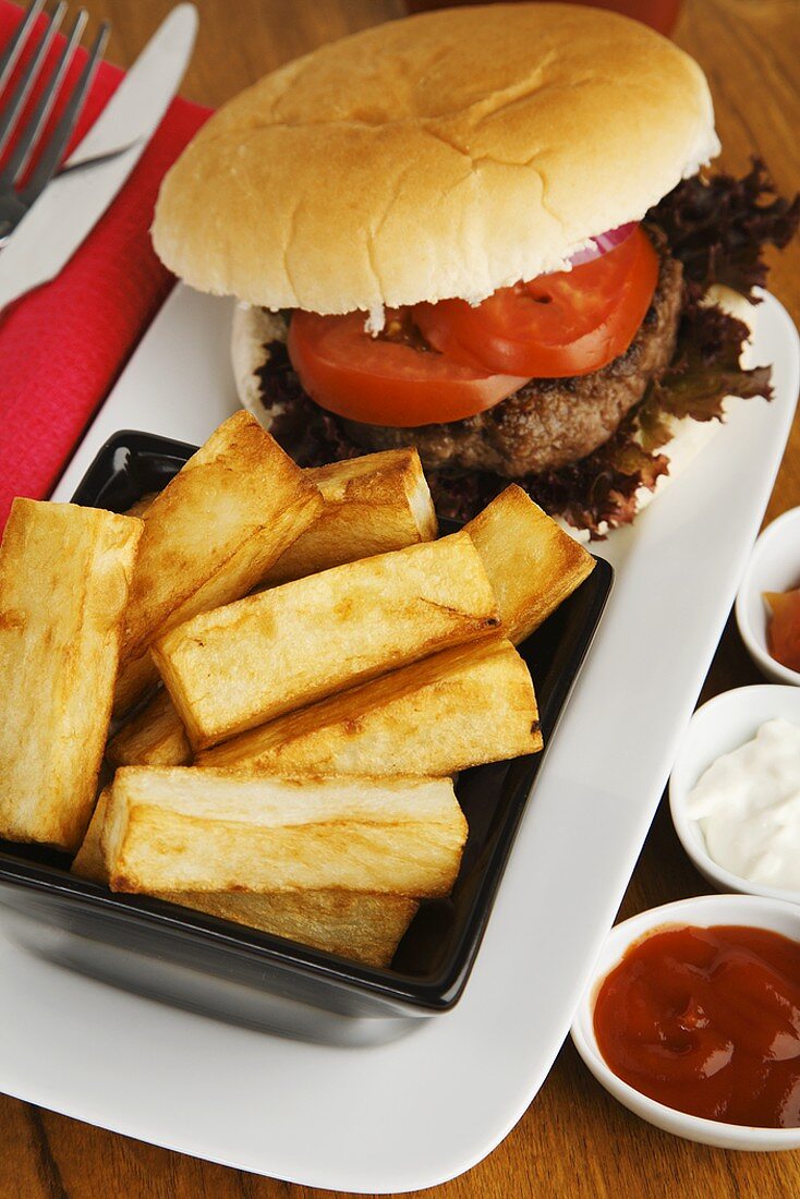 Fleischburger mit Pommes und Dips