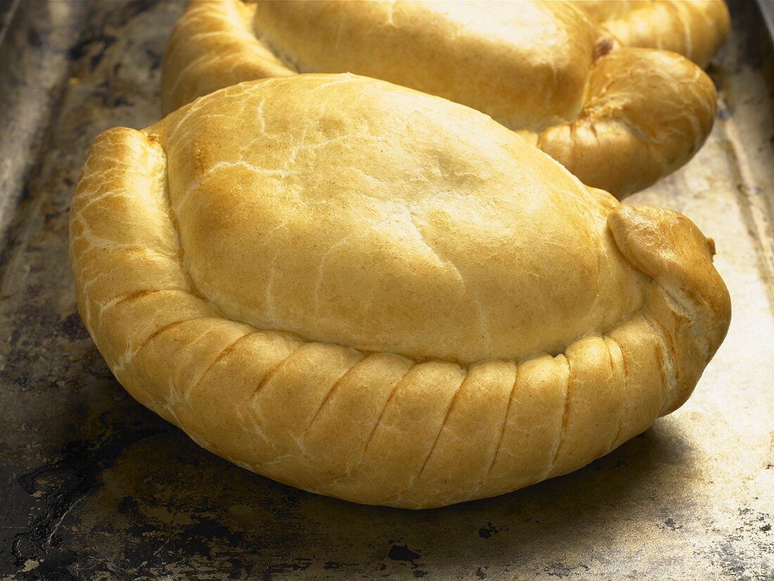 Cornish Pasties auf einem Backblech