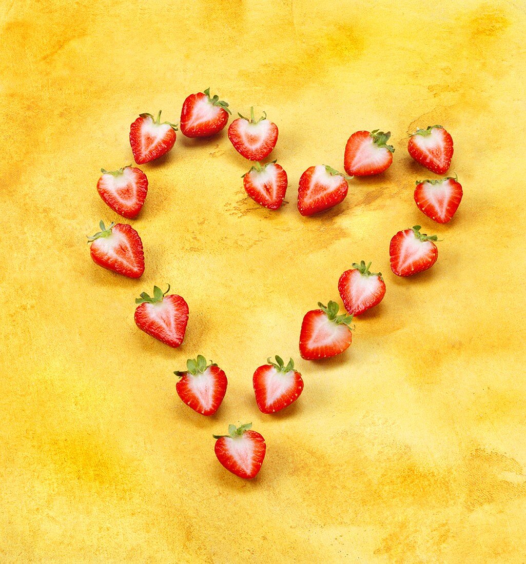 Herz aus halbierten Erdbeeren