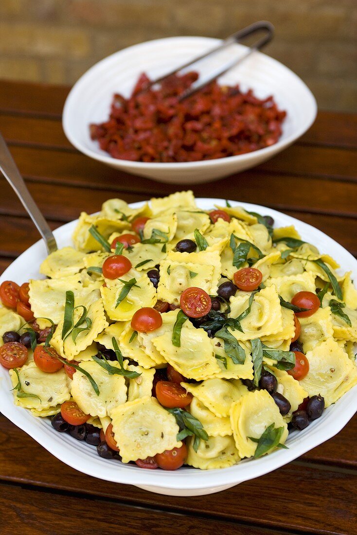 Ravioli salad with tomatoes and olives