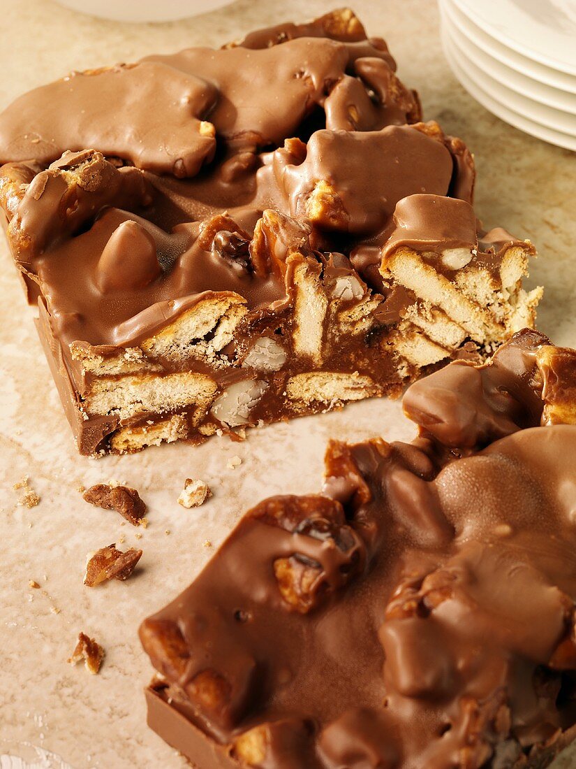 Zwei Stücke Schokoladenkuchen mit Keksen und Nüssen