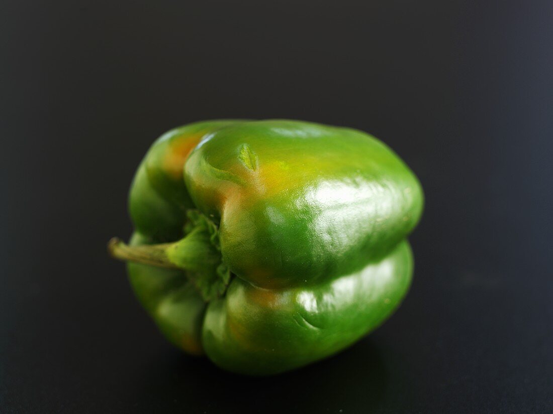 Eine grüne Paprikaschote