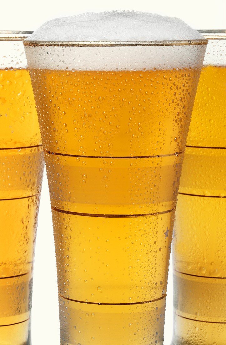 Drei Gläser mit hellem Bier