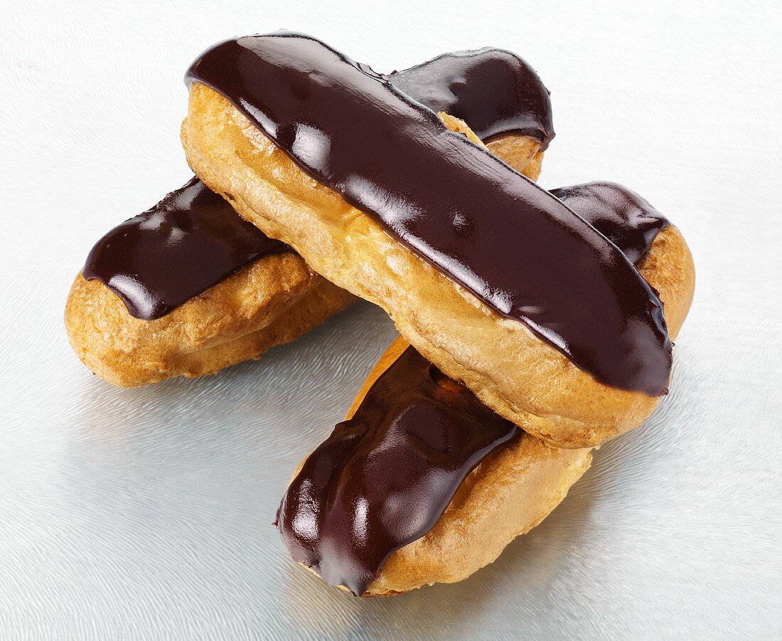 Drei Eclairs mit Schokoladenglasur