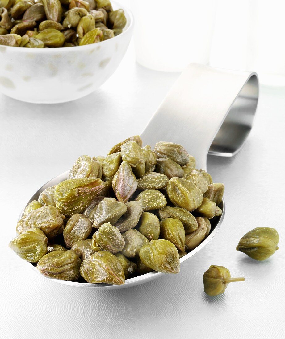 Capers on a spoon and in a glass bowl