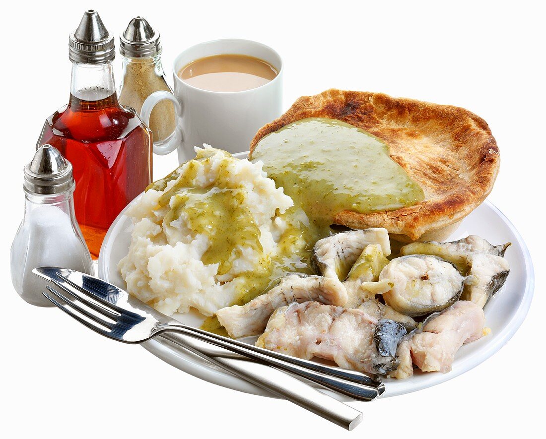 Aal mit Pie, Kartoffelbrei und Petersiliensauce (England)