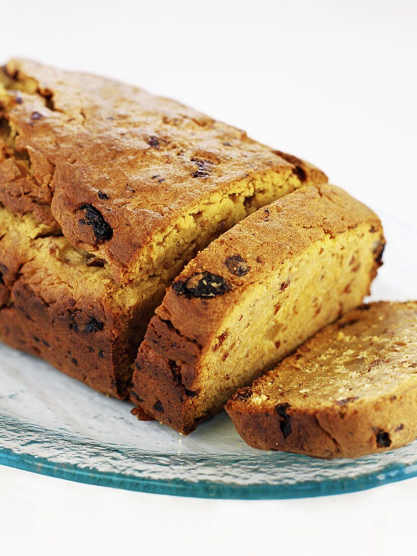 Angeschnittener Safrankuchen mit Trockenfrüchten