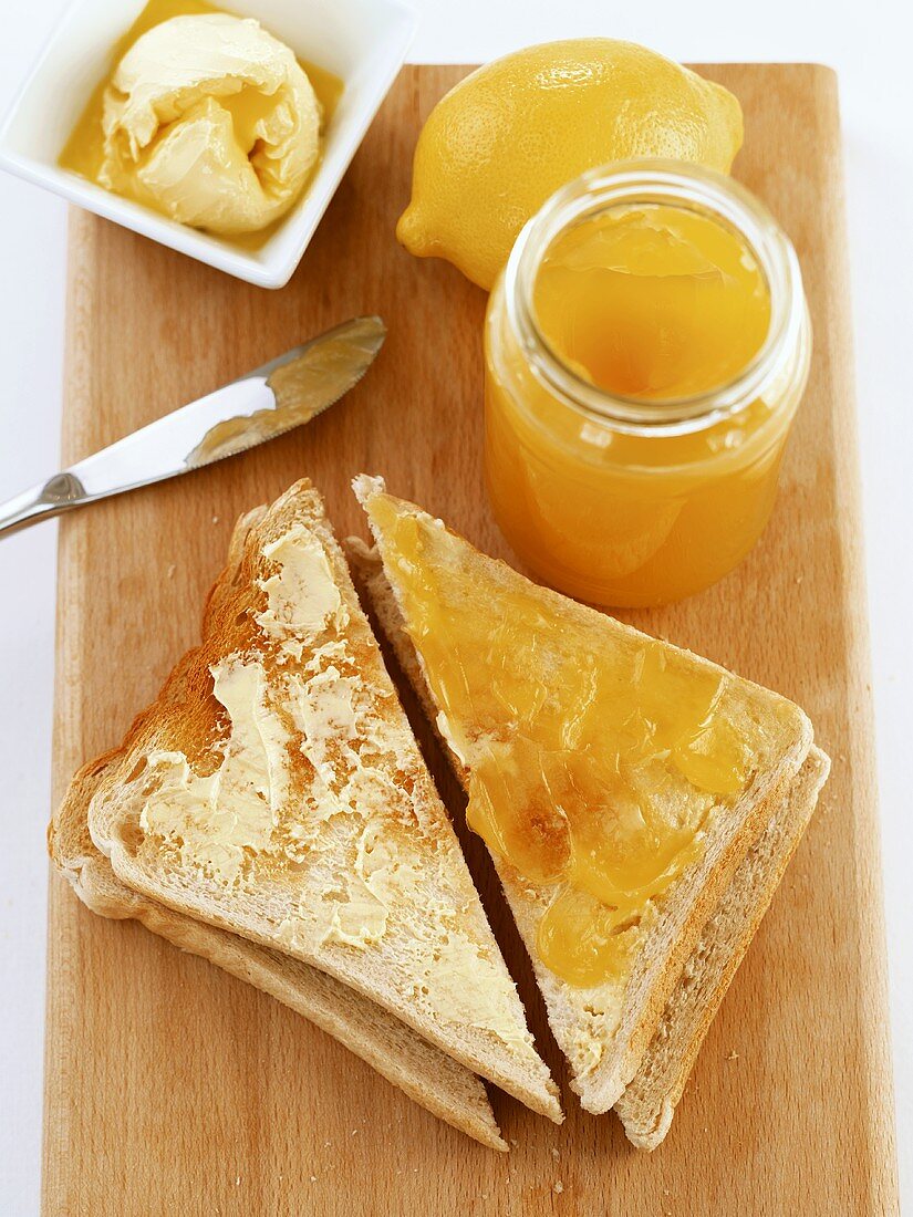 Buttered toast with lemon curd