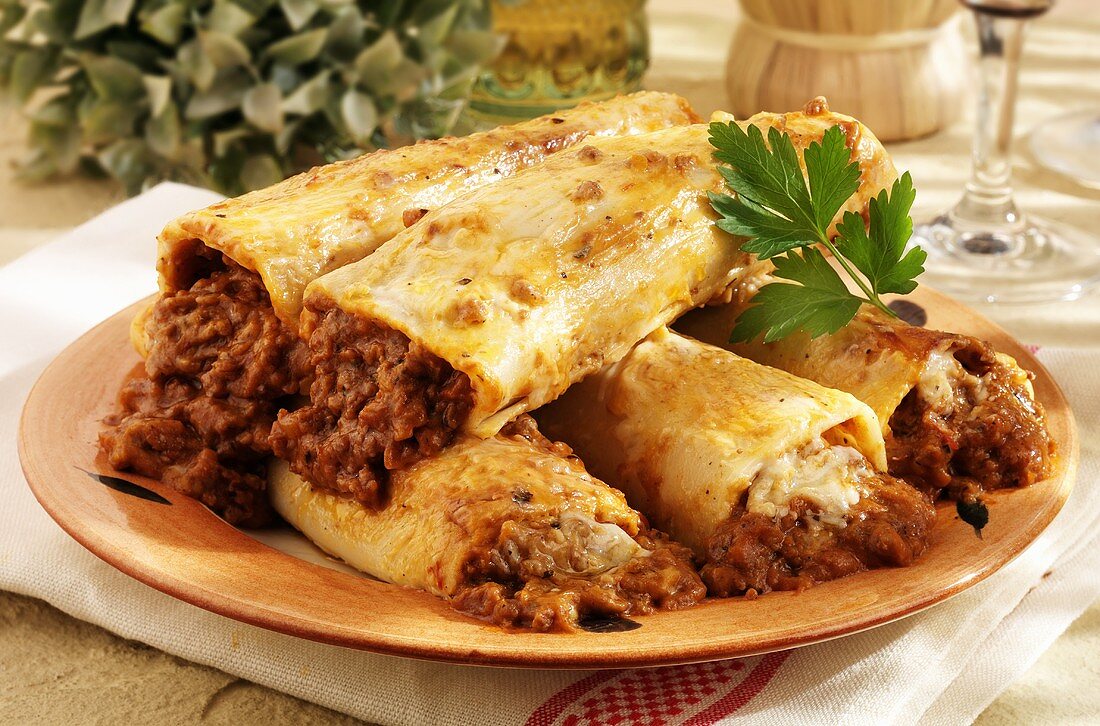 Five cannelloni with mince filling