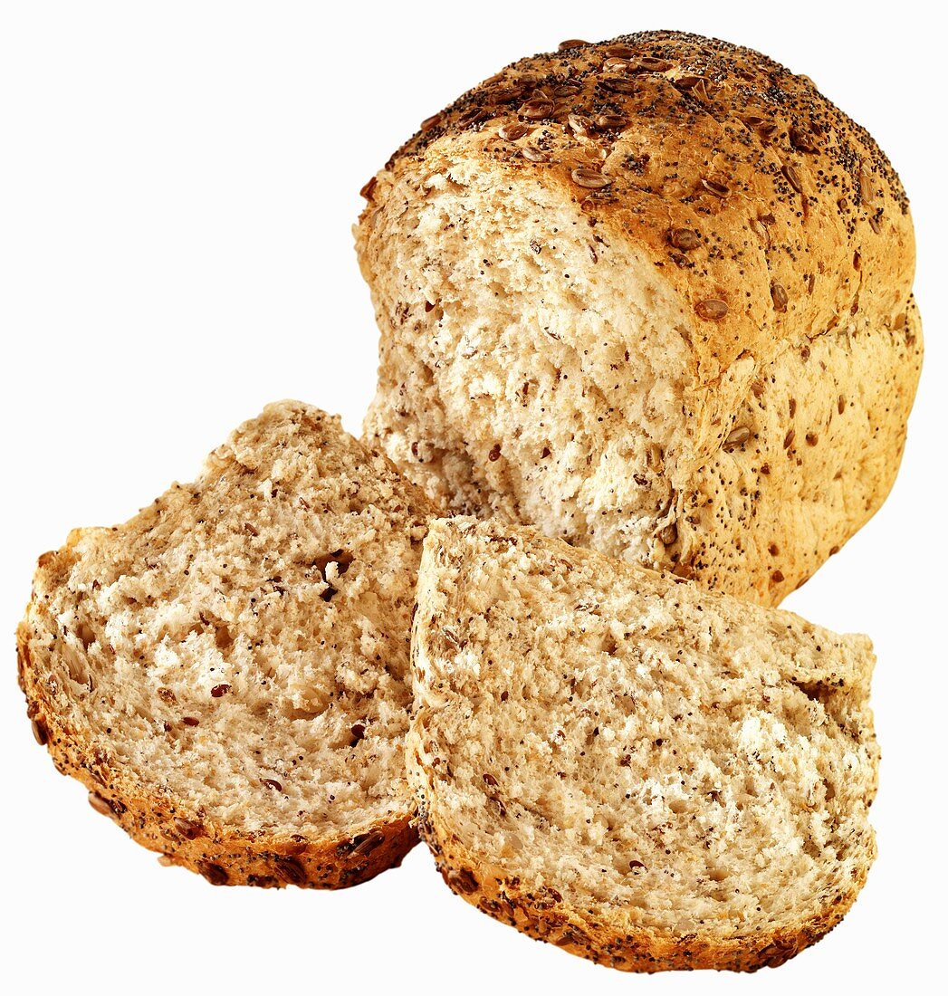 Angeschnittenes Vollkornbrot mit Brotscheiben