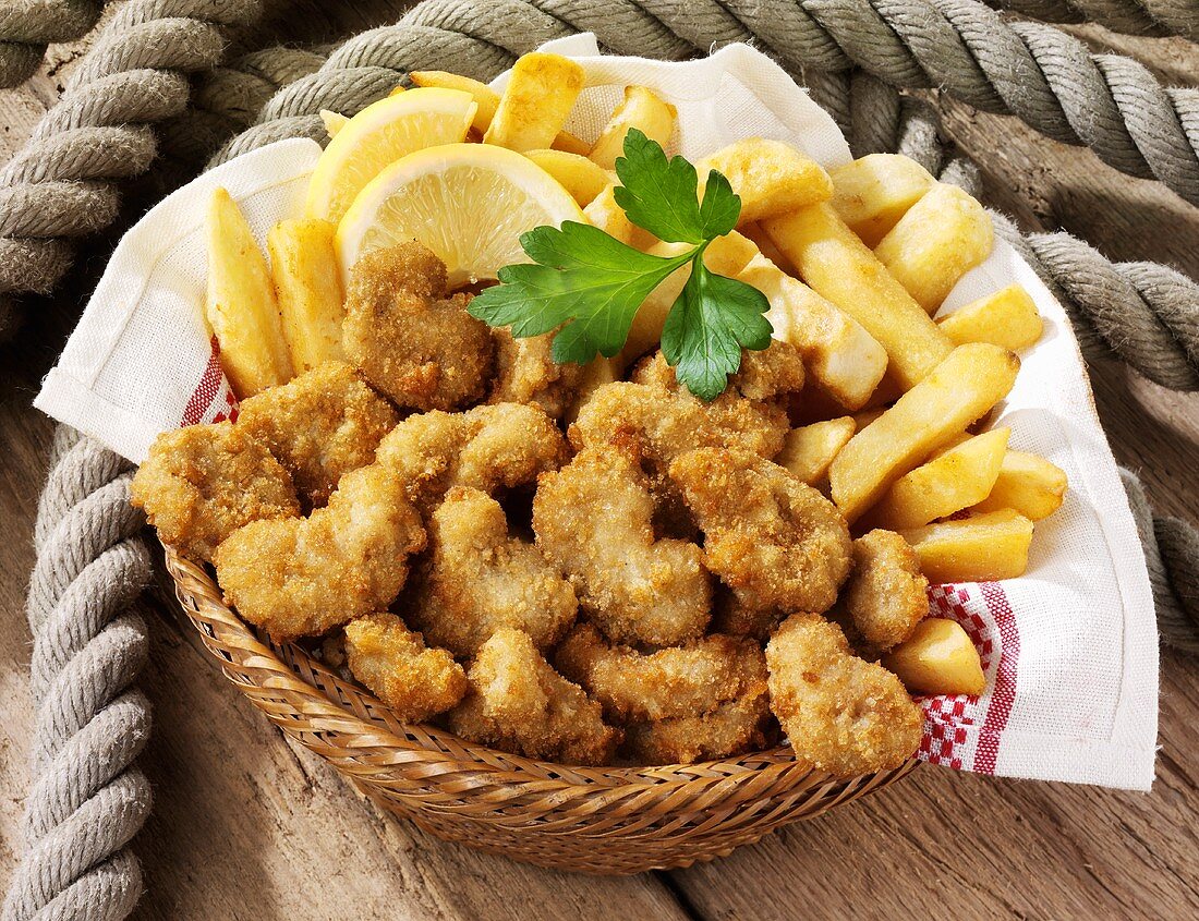 Frittierte Garnelen und Pommes in einem Körbchen