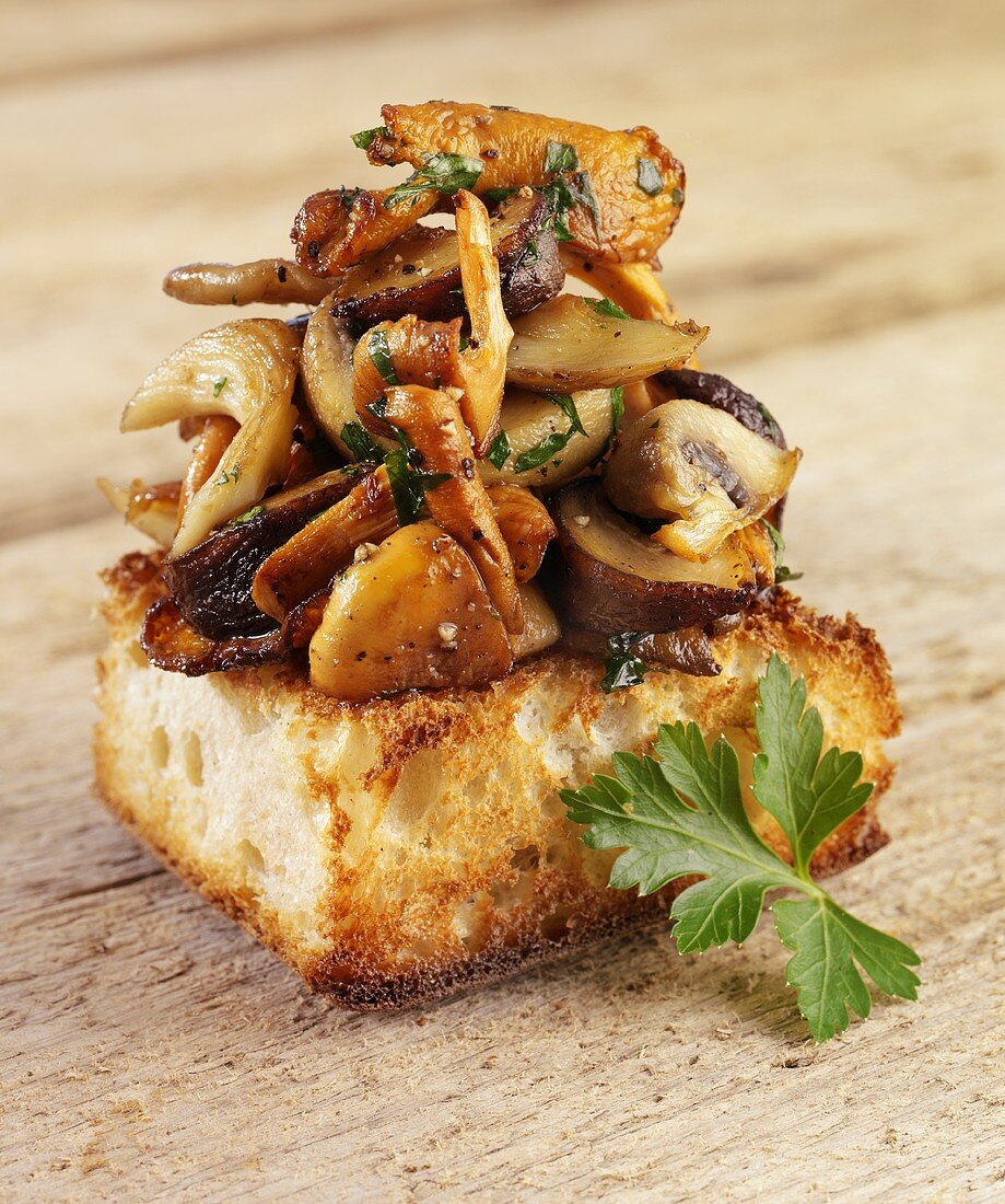 Fried mushrooms on toasted white bread