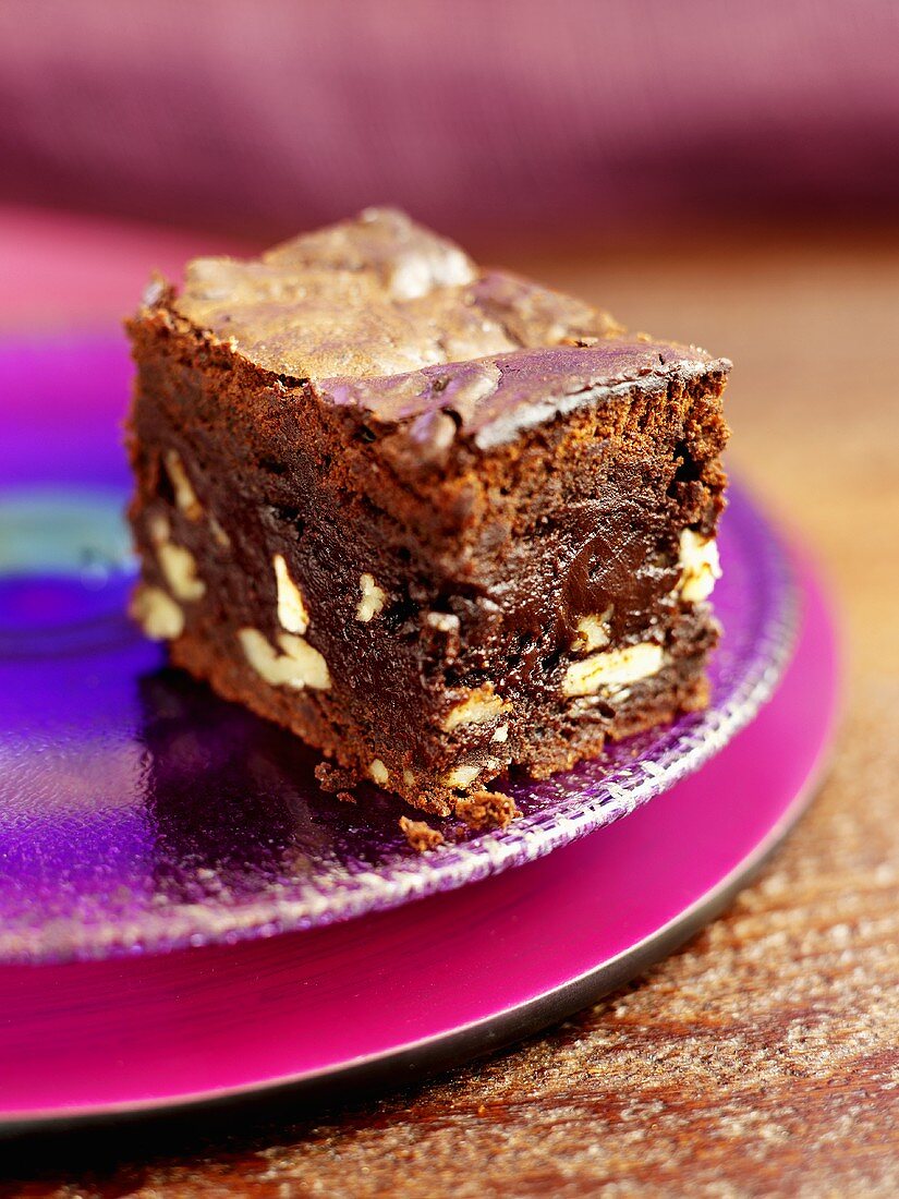 Ein Schokoladen-Nuss-Brownie auf Tellern
